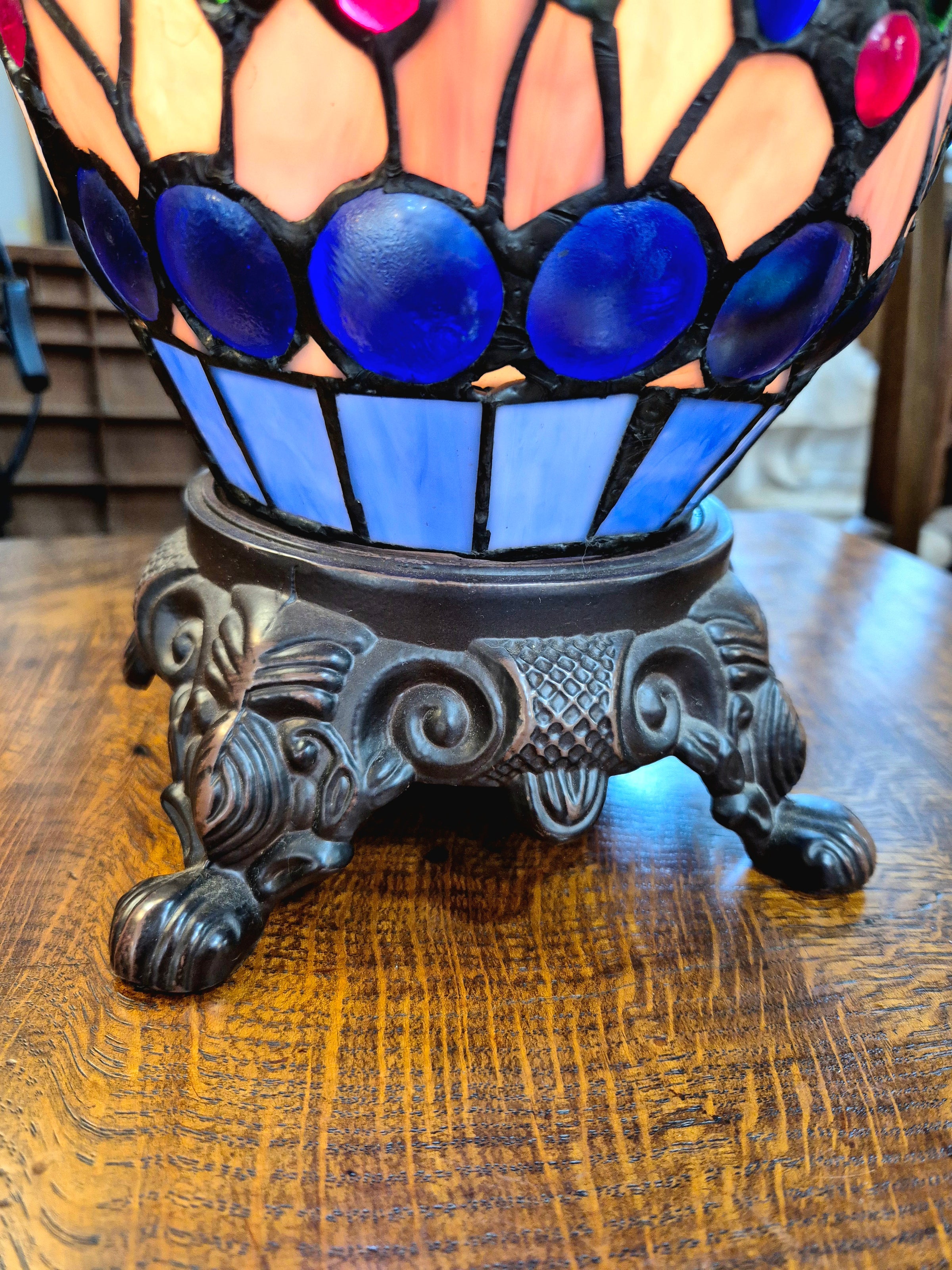 Large Tiffany Table Lamp with dragonflies photo showing the base