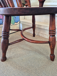 Windsor Wheel Back Chair close up of the crinoline stretcher base.