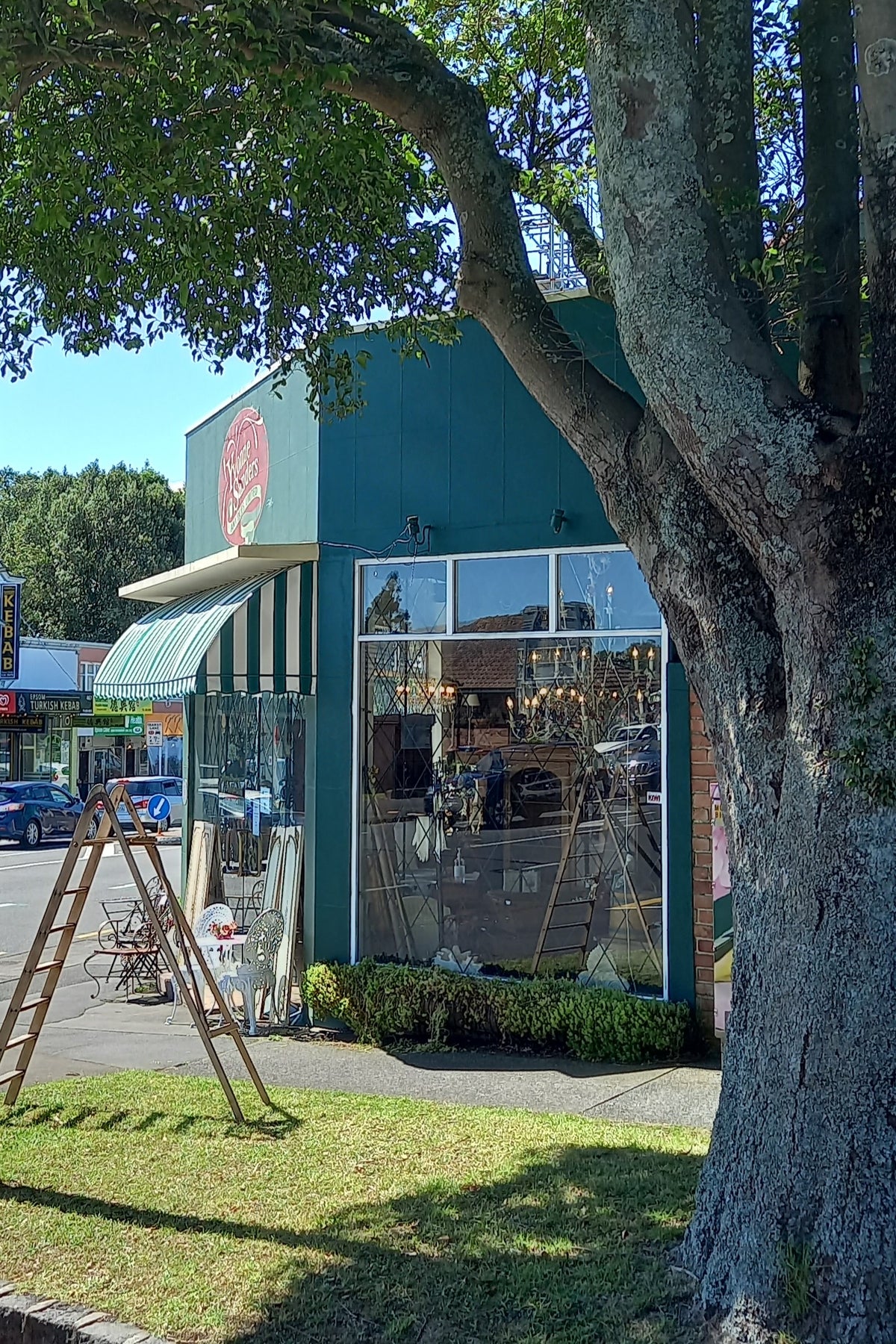 Yvonne Sanders Antiques Exterior